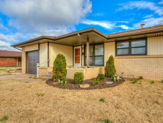 Building Photo - Beautiful Home Near Lake Hefner & Penn Squ...