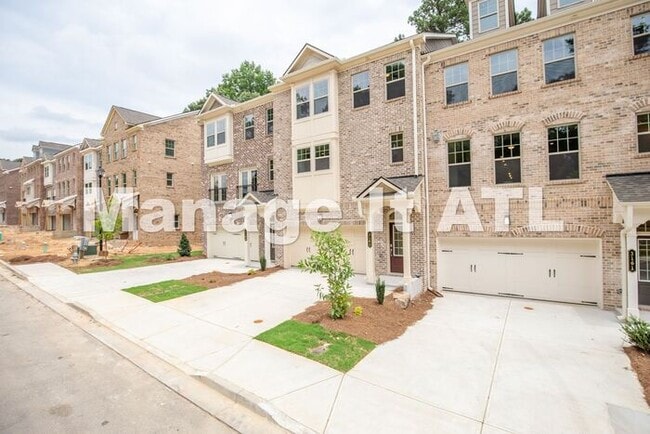 Building Photo - 4 Bedroom Townhome in Chamblee