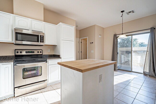 Building Photo - 2 br, 2.5 bath House - 1962 E Emily Ln