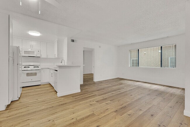 Sala de estar y cocina - 22415 Del Valle St