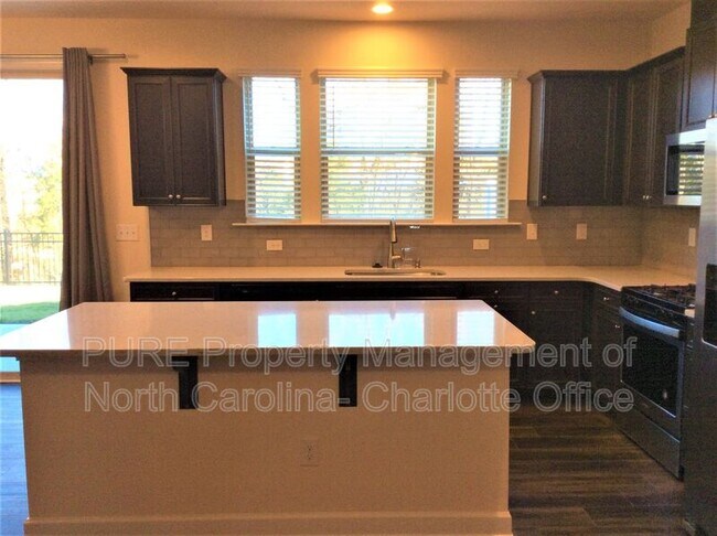 Foto del edificio - 9223 Glenburn Ln
