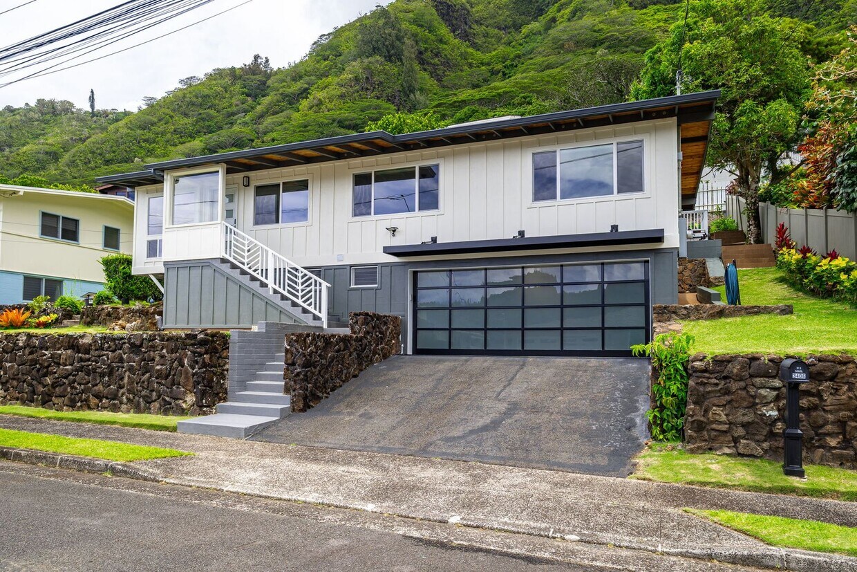 Primary Photo - Manoa Valley, 4 bedroom, 3 bath, Fully Ren...