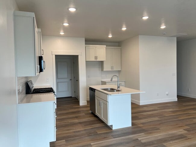 Building Photo - 706 W 575 N