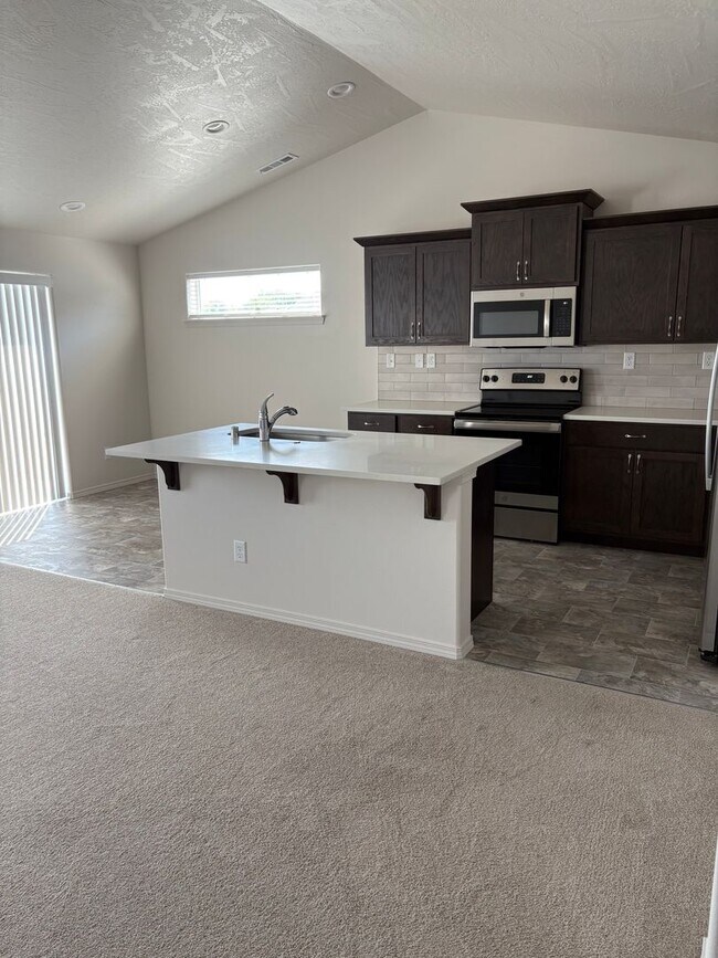 Foto del edificio - 1/2 Off Deposit!! Newer Construction in Ma...