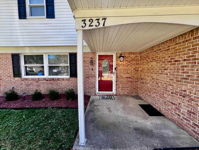 Foto del edificio - Come see this FULLY renovated two-story tr...