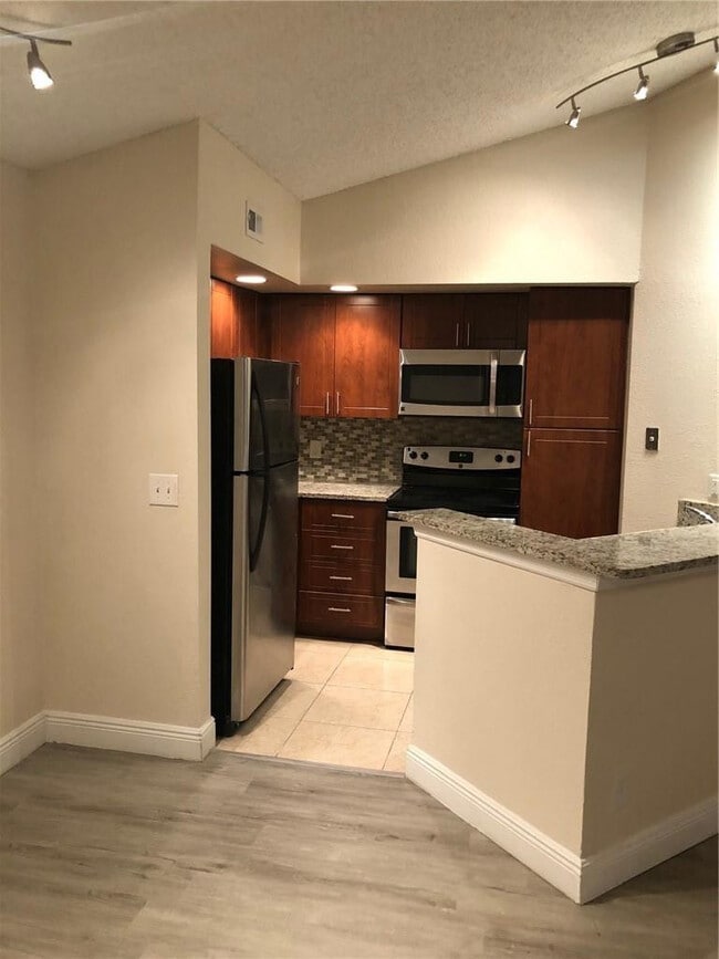 Building Photo - 12400 Vista Isles Dr
