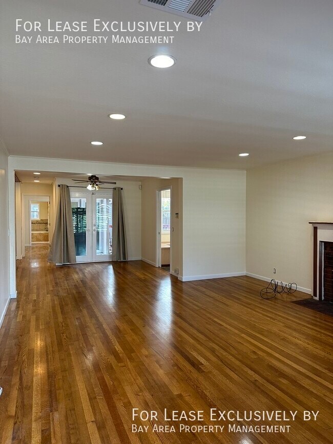 Building Photo - Lovely, updated 3BR/2BA SFH - big detached...