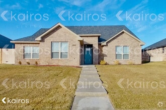 Building Photo - 2800 Knoll Dr