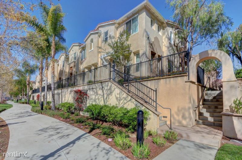 Foto principal - 3 br, 3 bath Townhome - 223 Curtis Avenue