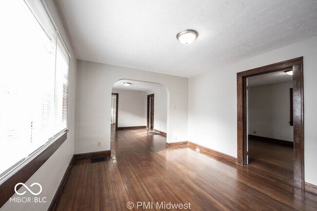 Foto del edificio - 4850 Hillside Ave