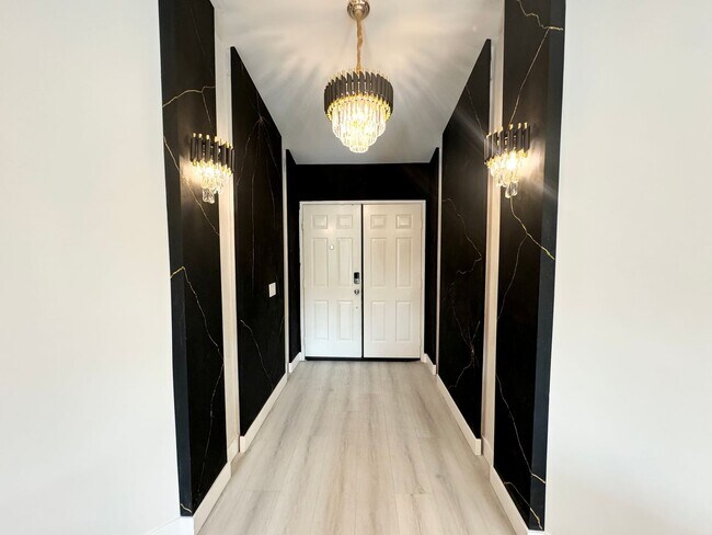 Building Photo - AVAILABLE NOW!! STUNNING 3 Bed/2 Bath POOL...