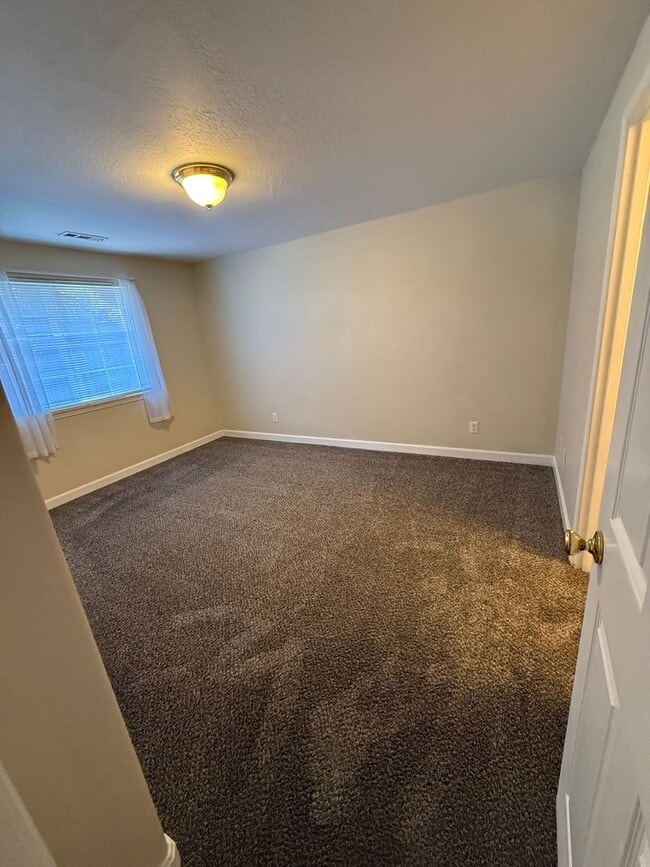 Building Photo - P0060 - 522-524 Briarwood Dr***