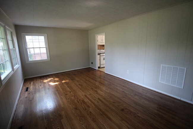Foto del edificio - Renovated three bedroom in Lyndon!