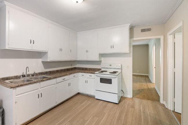 Foto del edificio - 2211 Morehead Ave