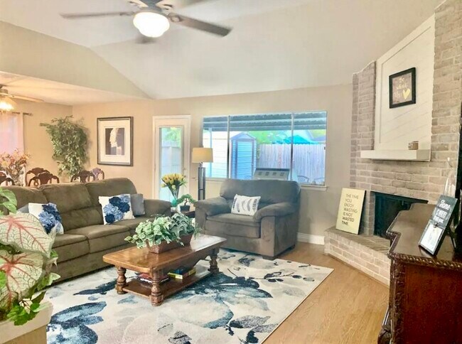 Foto del edificio - 2406 Strait Ln