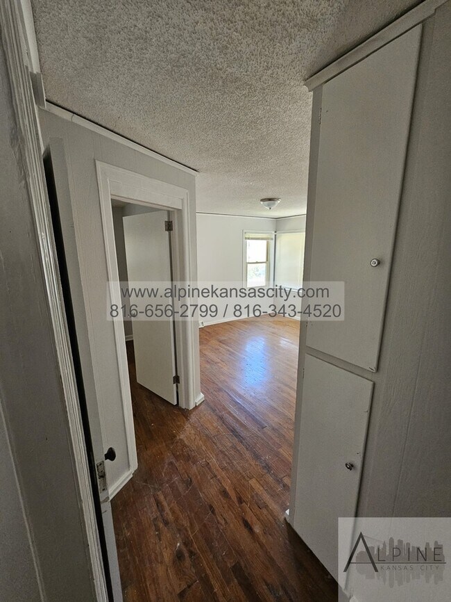 Foto del edificio - Home in NE with HUGE Primary Bedroom! Vouchers OK