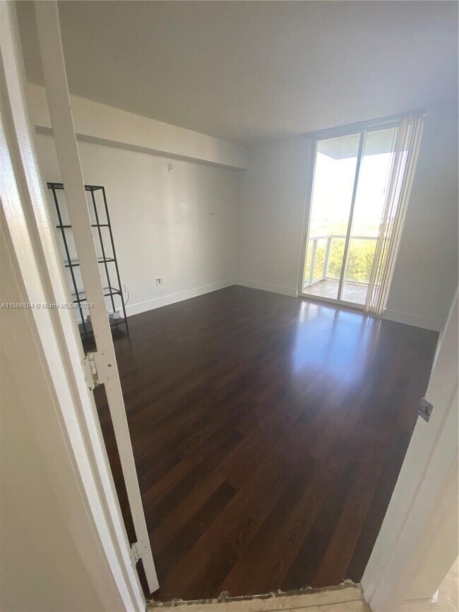 Foto del edificio - 5077 NW 7th St