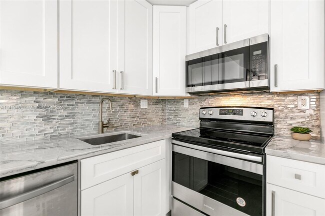 Foto del edificio - 6061 Collins Ave