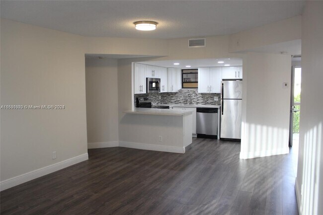 Foto del edificio - 8290 Lake Dr