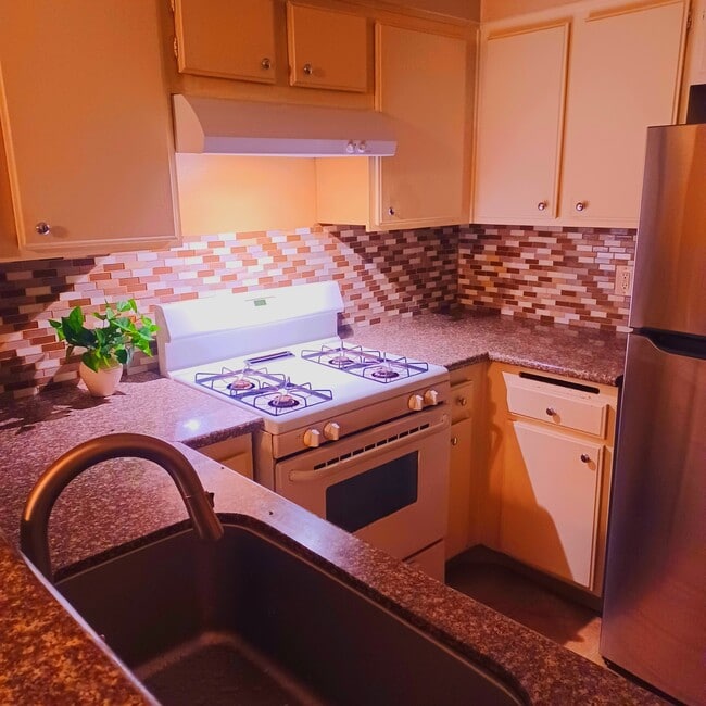 Gas Stove. New Stainless Steel Refrigerator - 1190 S Winery Ave