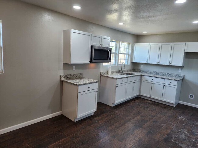 Foto del edificio - 2415 E 21st St