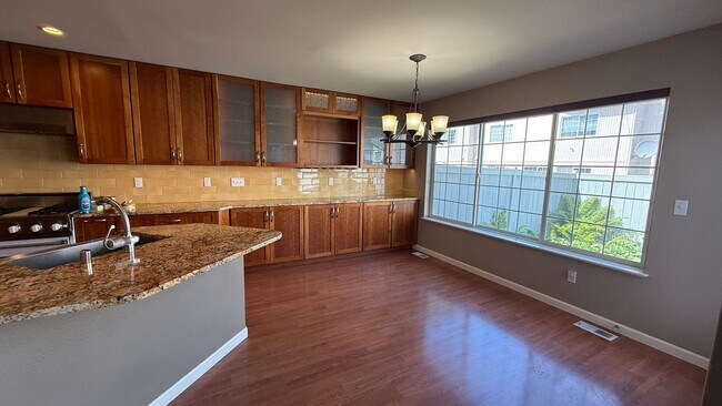Foto del edificio - West Side 3 Bed/2.5 Bath Townhouse Condo. Available NOW!