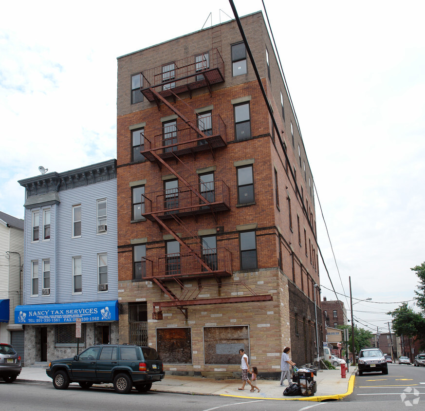 Building Photo - 700 New York Ave
