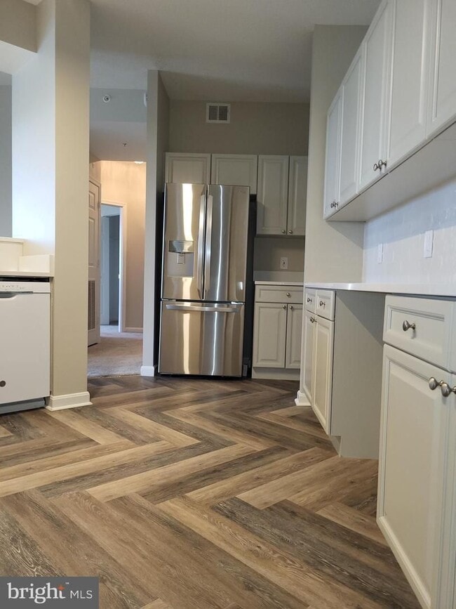 Building Photo - Penthouse Level Condo at Lansdowne Woods