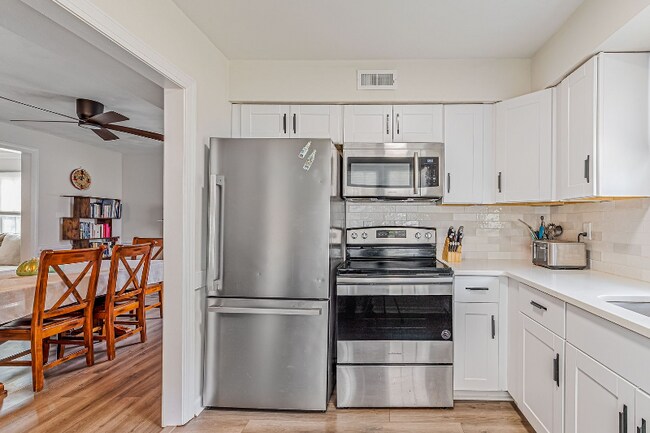 Foto del edificio - 2820 Colchester Crescent