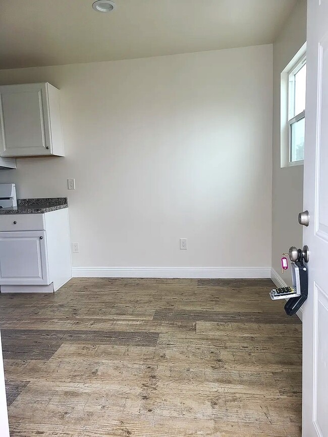 Building Photo - 1256 1/2 Rolland Curtis Pl