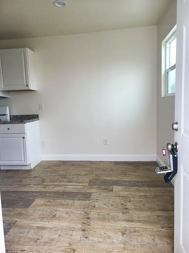 Foto del edificio - 1256 1/2 Rolland Curtis Pl