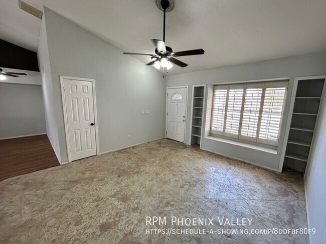 Building Photo - Glendale 4/2 w/Pool + *NEW* Flooring + *NE...