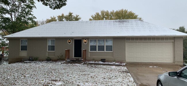 Building Photo - Large 4Bed/2Bath +Flex Space 2050sqft with...