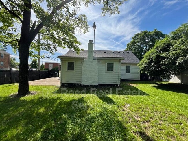 Building Photo - 609 Gladys Dr