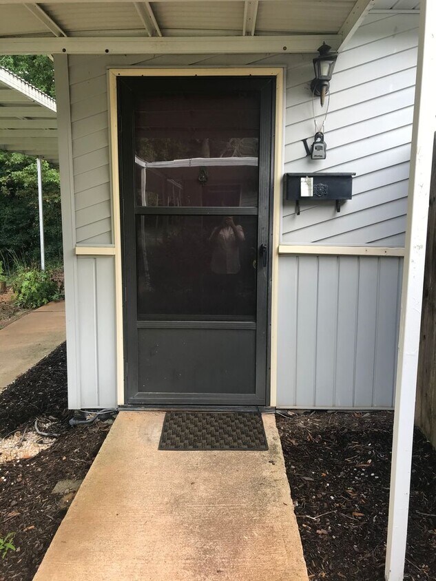 Foto principal - Lovely 2 bedroom 1 Bath Condo Near East North Street !! Great location minutes from Haywood Road