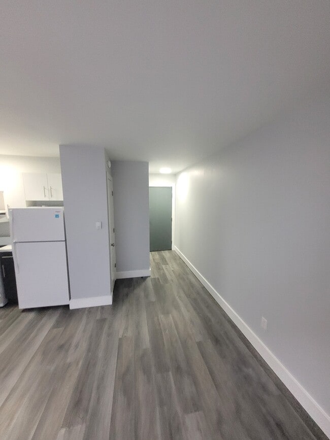 Building Photo - 570 Ellice Ave