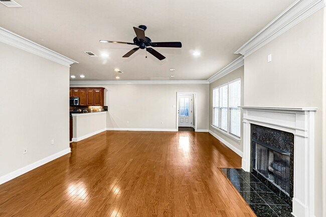 Foto del edificio - 3 Bedroom Condo in a Gated Community