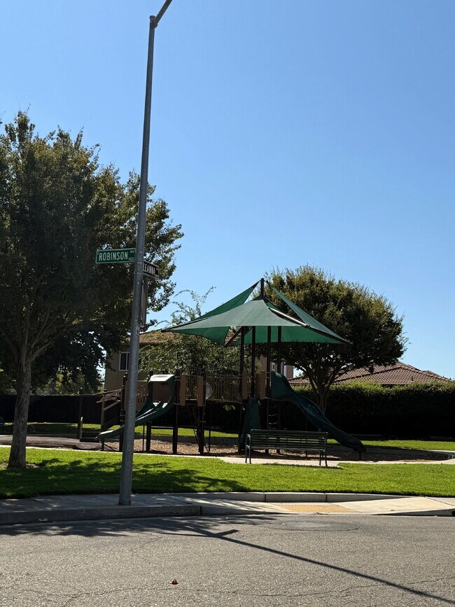 Foto del edificio - Reduced Price $2395 Per Month *PLUS $99 Deposit! *Move in within a week of applying to qualify fo...