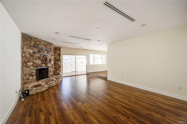 Foto del edificio - 16610 Hart Street, Los Angeles, CA 91406 -...