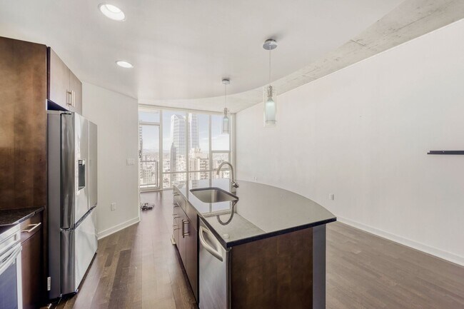 Foto del edificio - 38th Floor Spire Stunner!