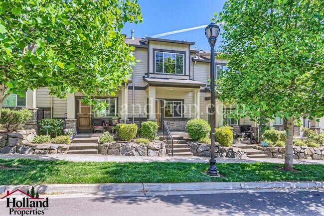 Building Photo - Beautiful and Charming 2 Bed 2 Bath in Win...