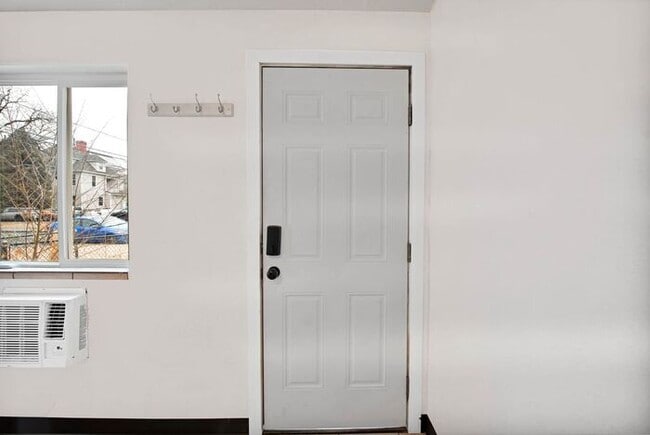 Building Photo - Bright Downtown Studio Apartment