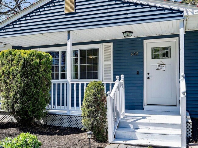Building Photo - Charming & Cozy Ranch with Spacious Backya...