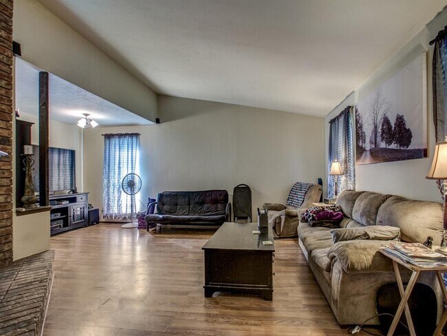 Building Photo - 920 Lockhart Dr