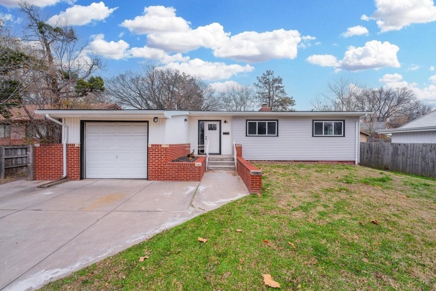 Primary Photo - 1520 N Yale Blvd