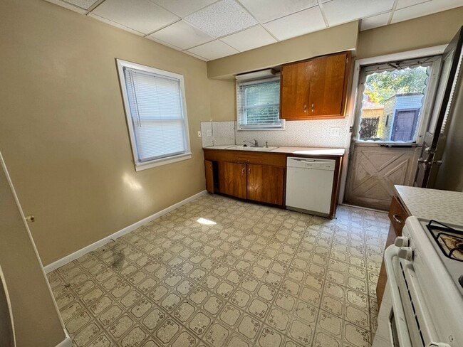 Building Photo - 3 Bedroom House