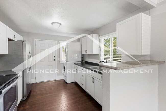 Foto del edificio - Spacious Home with 2 Kitchens and Central AC