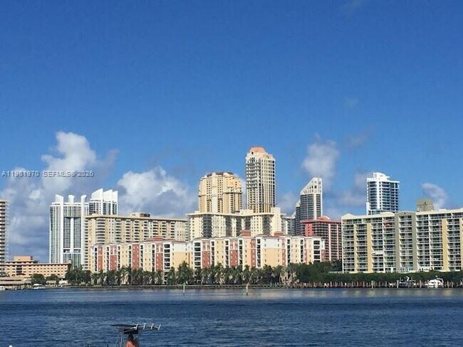 Foto del edificio - 17150 N Bay Rd