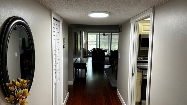 Foto del edificio - 4030 W Palm Aire Dr