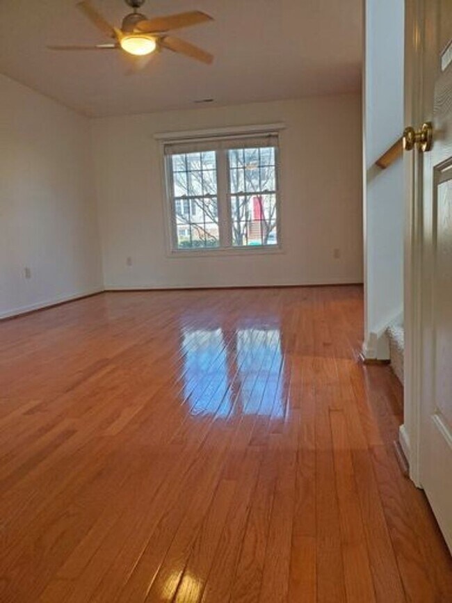 Building Photo - Exceptional Townhome in Taylor Spring Subd...